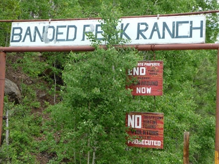 banded-peak-ranch-sign