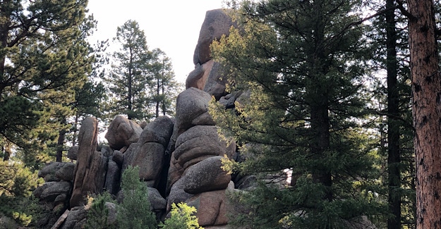 Rock formations in Little Scraggy Average Hiker